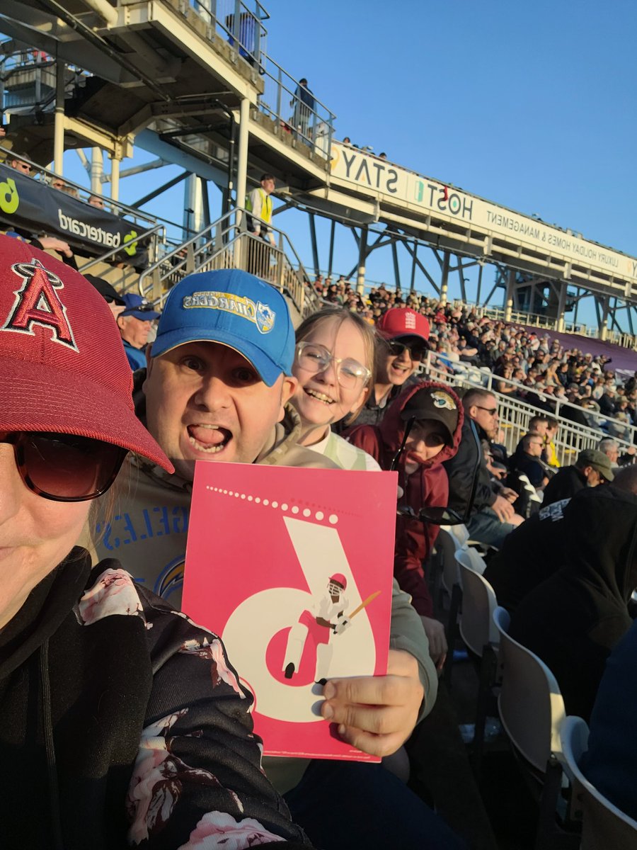 spanna_y2k40's tweet photo. At the cricket with the kids #dcselfie @DurhamCricket https://t.co/CsrPkmx1n2