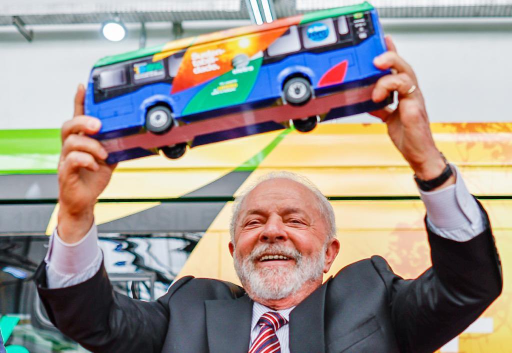 LulaOficial's tweet photo. Conhecendo a Eletra. Empresa brasileira, presidida por mulheres, que produz ônibus 100% elétricos. Inovação e tecnologia para o presente e futuro do Brasil e do mundo.

📸: @ricardostuckert https://t.co/OuEQE5OCB5