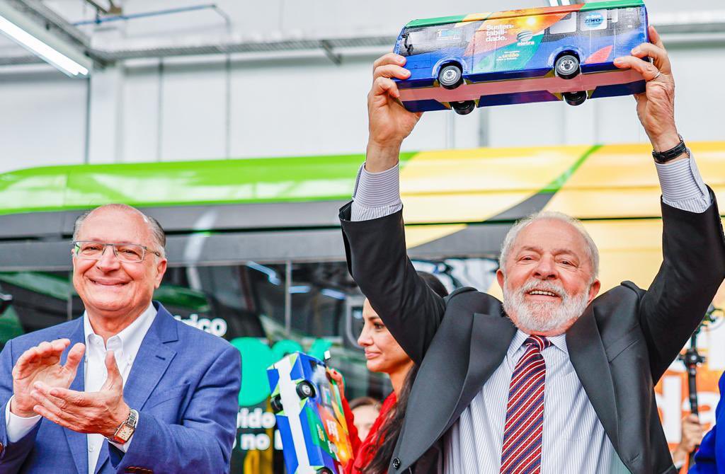 LulaOficial's tweet photo. Conhecendo a Eletra. Empresa brasileira, presidida por mulheres, que produz ônibus 100% elétricos. Inovação e tecnologia para o presente e futuro do Brasil e do mundo.

📸: @ricardostuckert https://t.co/OuEQE5OCB5