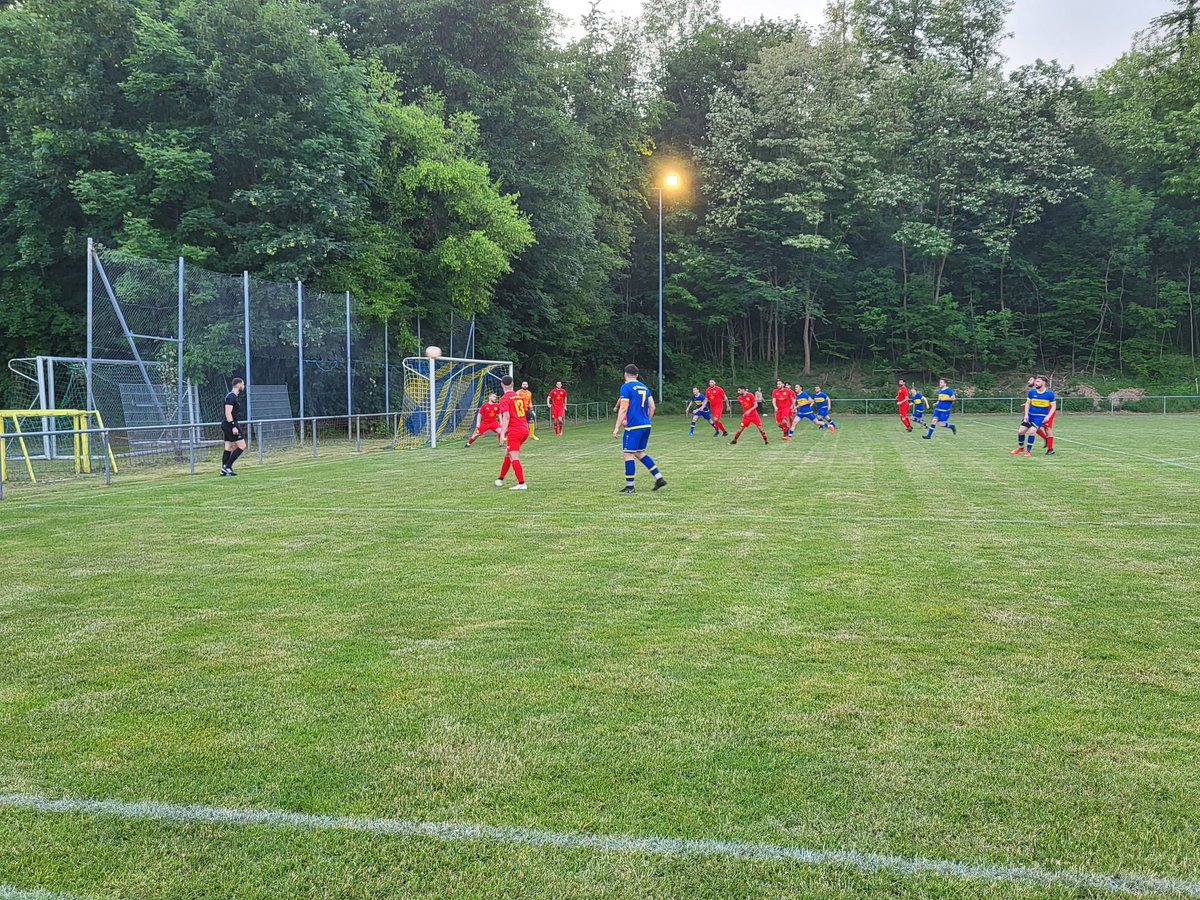 LennoxLudi65's tweet photo. In der Kreisliga B1 Unterland traf #Schozach auf die Aramäer #Heilbronn II. Die Gastgeber siegten vor 31 handverlesenen Zuschauern mit 2:0. Der Sportplatz am Waldesrand in Schozach (Ortsteil von #Ilsfeld) war herrlich. Ground Nr. 624 #groundhopping https://t.co/PVI7FBtxrL