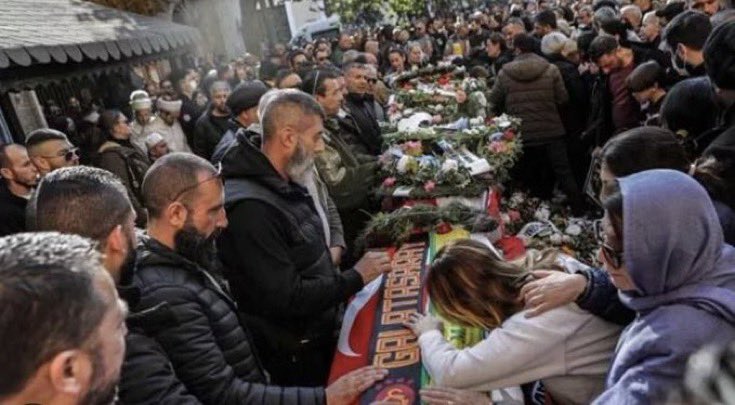 Asla unutmayacağım bir kare nasıl bir acı nasıl bir karanlık uçaktan evlatları koşarak gelecekken tabutları geldi son kez sarılamadan bu insanlar sadece #ADALET istiyor #isiasaortakdavamız #isiasadaletnöbeti