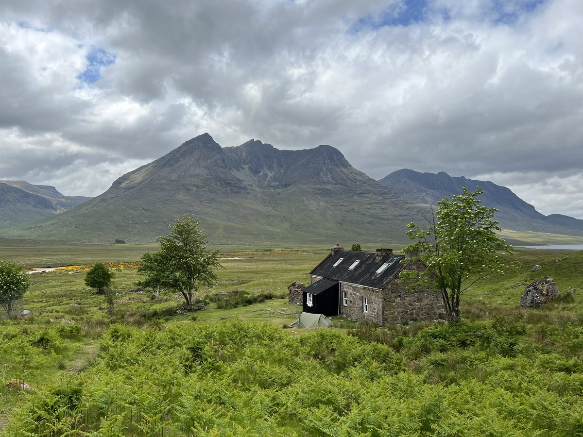 hopper68's tweet image. Shenavall Bothy and the stunning Beinn Dearg Mor #bothy #munro #outdooradventures