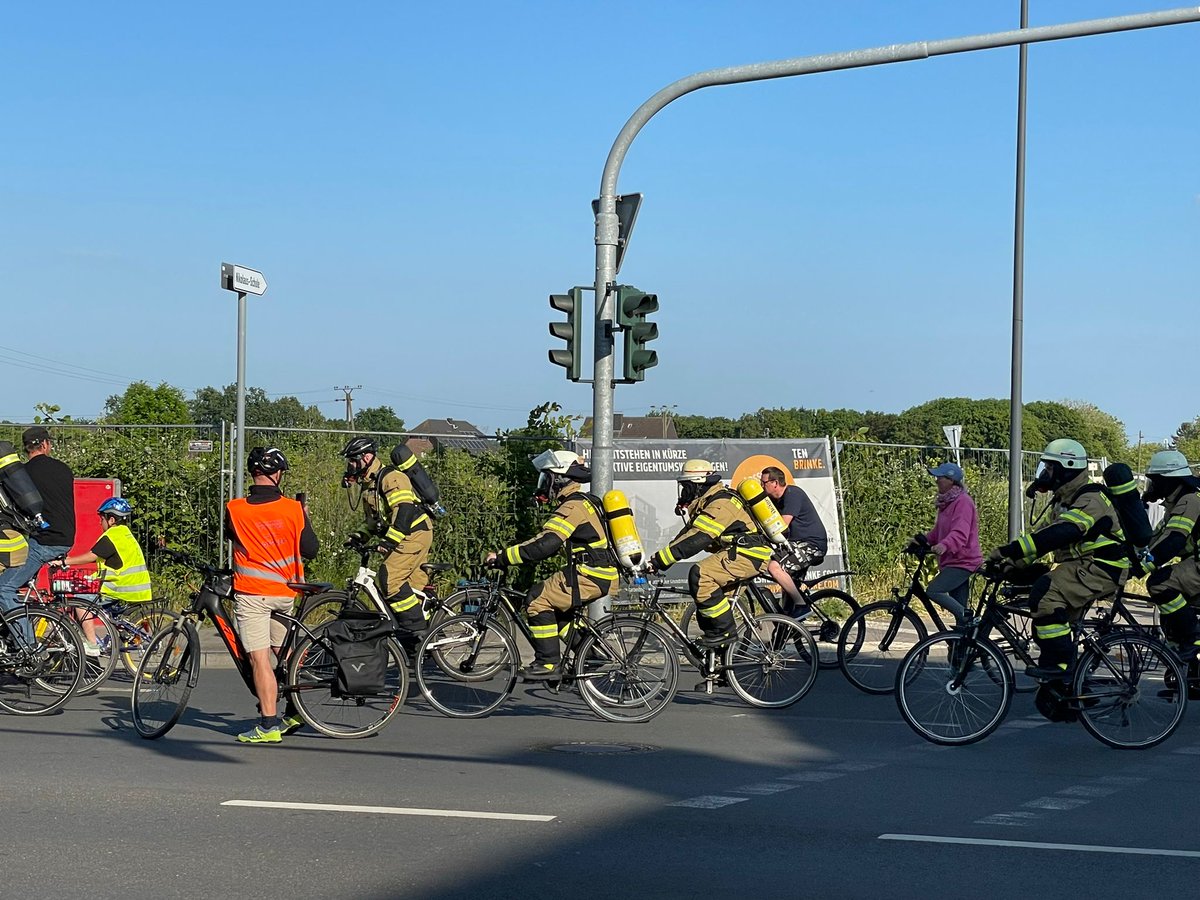 FWMeerbusch's tweet photo. Unter dem Motto „Mitfahren und Spaß haben“ beteiligten sich knapp ein Dutzend Frauen und Männer der @FWMeerbusch an der 4. Meerbuscher Radnacht auf der rund 30 Kilometer langen Stecke durch fast alle #Meerbusch|er Stadteile - in Schutzausrüstung und tlw. mit Atemschutzgeräten. https://t.co/aKxSLizej2