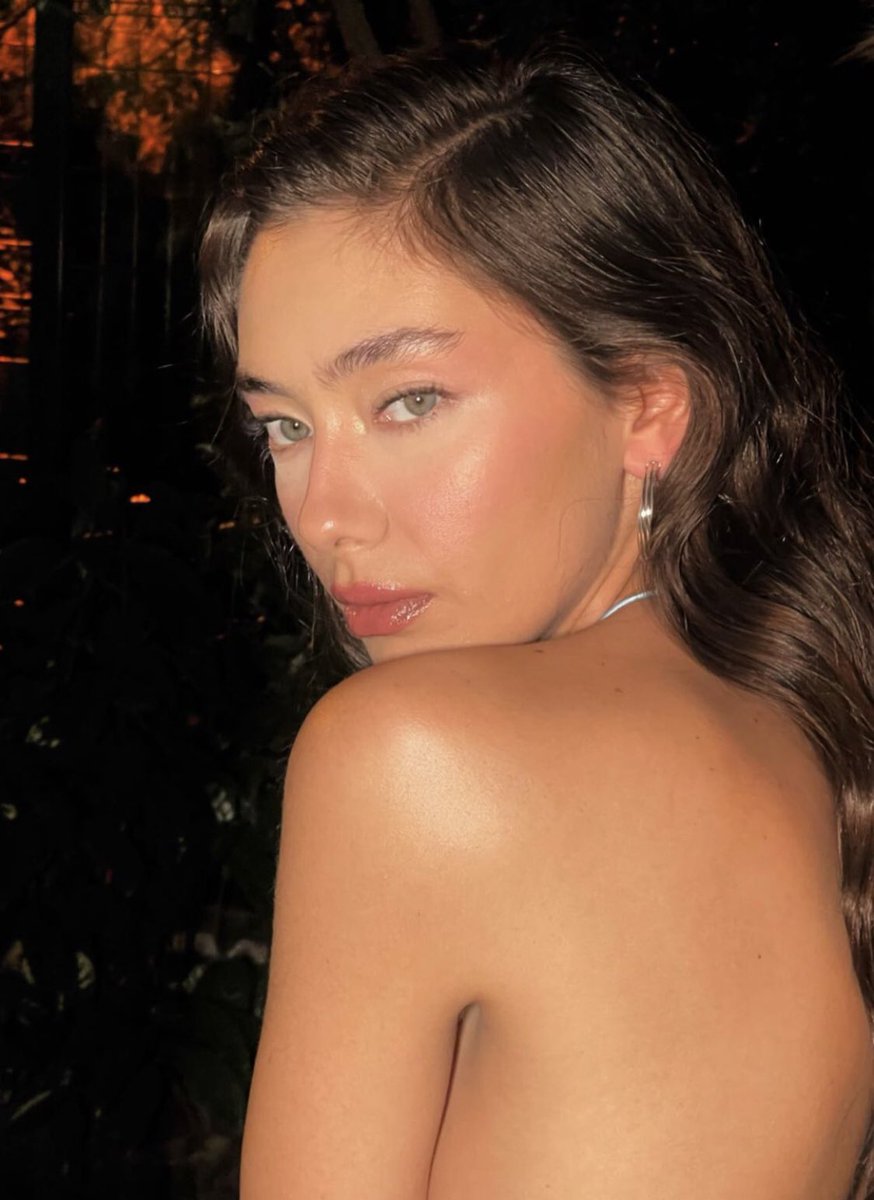 viaofnesli's tweet photo. Işıldar gözlerindeki ay, kalbindeki yaralar
Sen bi' düzen, bi' bozansın; yansın ay, güneşten güzelsin
@neslihanatagul https://t.co/9CnL9chEb8