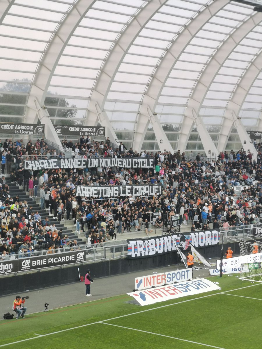 braquageamiens's tweet photo. « Chaque année un nouveau cycle. Arrêtons le cirque 🤡 ». La banderole du soir. https://t.co/osub2BeXJJ
