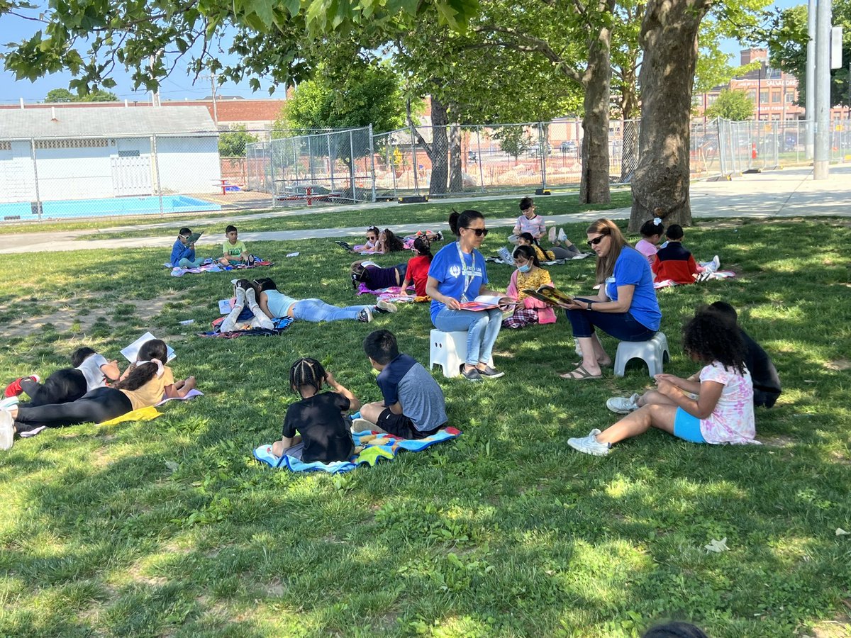 OlgaMorel9's tweet photo. This reading week @Lima_FortesES you could find us under the 🌳 😎 📚 @ppsdMLLs https://t.co/ODkgGRoPr8