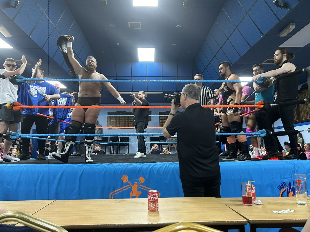 Wee_Westie29's tweet photo. 6. Main Event time as . @FPWAsylum Coach @AndyTheWildman VS @KezEvans95 for the @OfficialUEWA title! @IronGirdersGym π
#TeamFPWAVSTeamIronGirders #TeamFPWA #TeamIronGirders #IronGirders #FPWA #GirdersBuilt #FifeFierce https://t.co/U2yw2Zn3sz