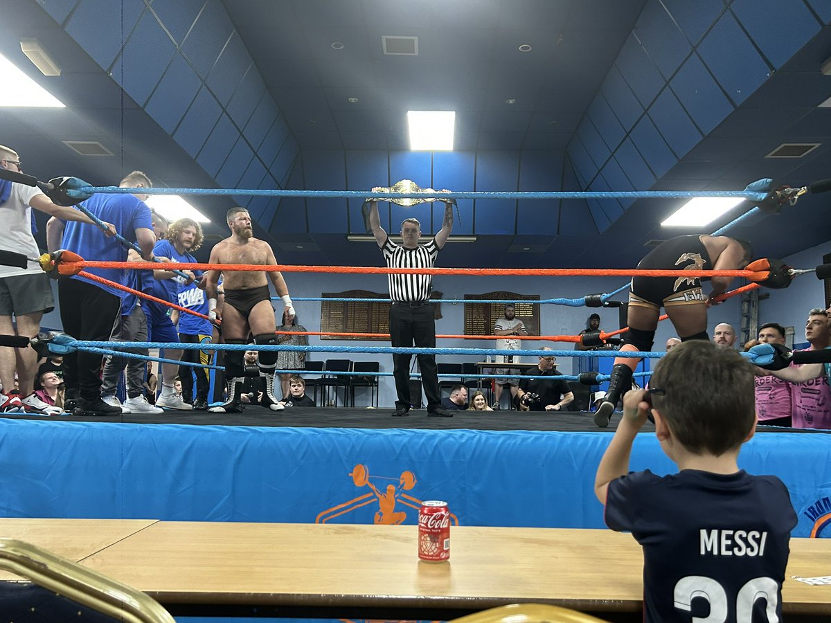 Wee_Westie29's tweet photo. 6. Main Event time as . @FPWAsylum Coach @AndyTheWildman VS @KezEvans95 for the @OfficialUEWA title! @IronGirdersGym π
#TeamFPWAVSTeamIronGirders #TeamFPWA #TeamIronGirders #IronGirders #FPWA #GirdersBuilt #FifeFierce https://t.co/U2yw2Zn3sz
