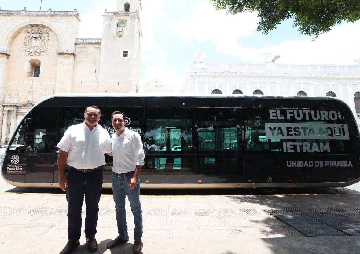MauVila's tweet photo. ¡ASÍ SE VE EL FUTURO DE LA MOVILIDAD!

Los invito a conocer la unidad de prueba del Ie-tram, que se encuentra en la Plaza Grande de #Mérida para que las familias yucatecas conozcan más sobre la nueva ruta del Sistema de Transporte “Va y Ven” única en su tipo en #Latinoamérica y la primera 100% eléctrica del sureste del país. Junto con @RenanBarrera, estamos impulsando cambios permanentes que modernizan la movilidad y con los que seguimos transformando #Yucatán.