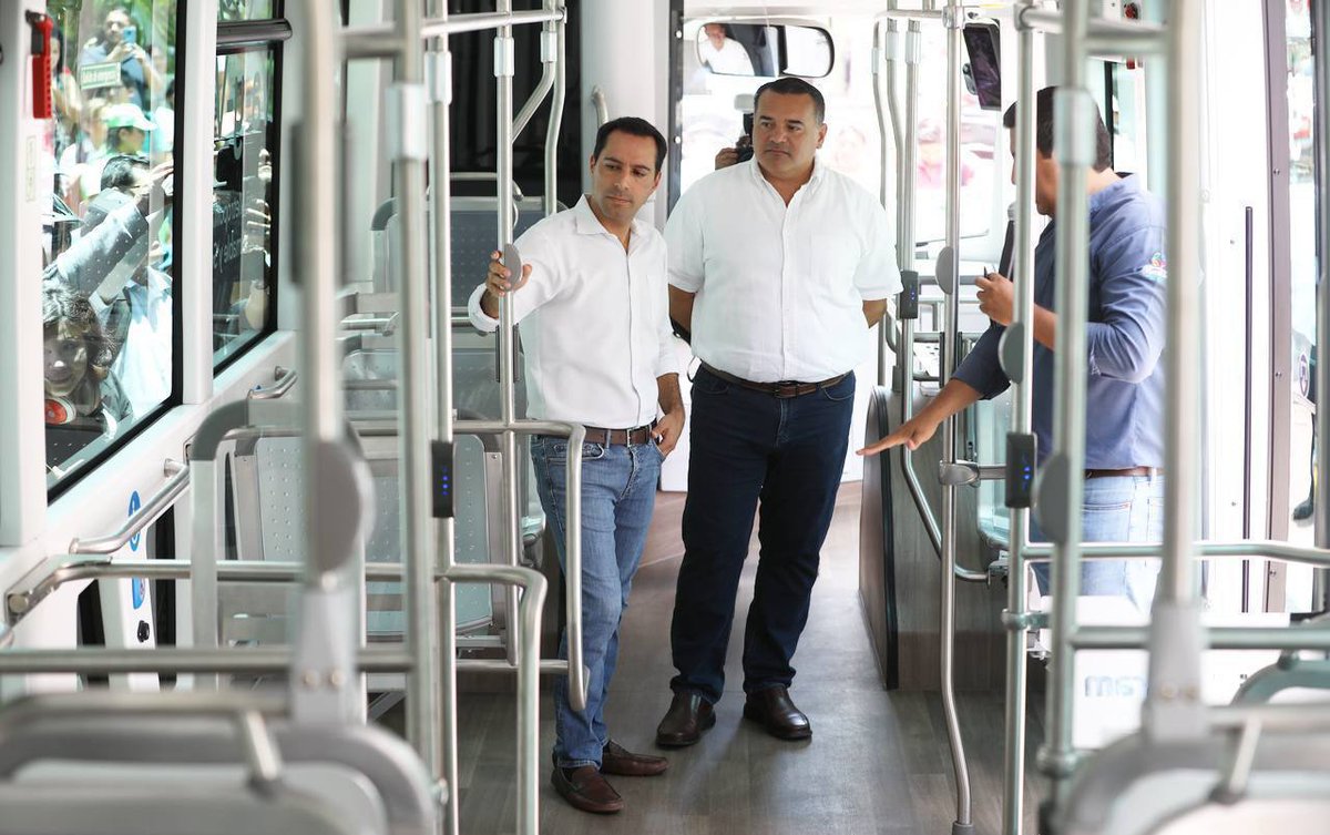 MauVila's tweet photo. ¡ASÍ SE VE EL FUTURO DE LA MOVILIDAD!

Los invito a conocer la unidad de prueba del Ie-tram, que se encuentra en la Plaza Grande de #Mérida para que las familias yucatecas conozcan más sobre la nueva ruta del Sistema de Transporte “Va y Ven” única en su tipo en #Latinoamérica y la primera 100% eléctrica del sureste del país. Junto con @RenanBarrera, estamos impulsando cambios permanentes que modernizan la movilidad y con los que seguimos transformando #Yucatán.