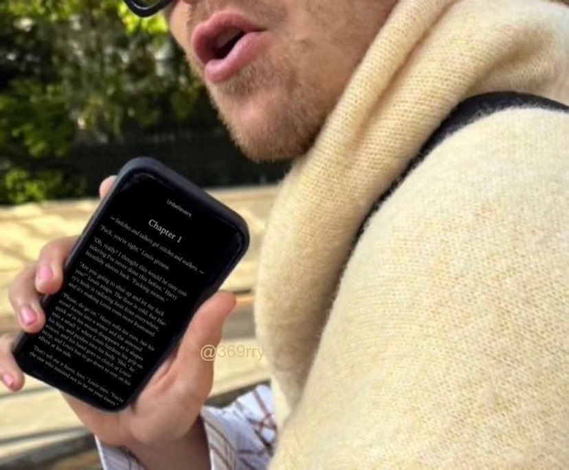 diazstark's tweet photo. OMG WHATS HARRY READING ??? https://t.co/rpplAZCzhE