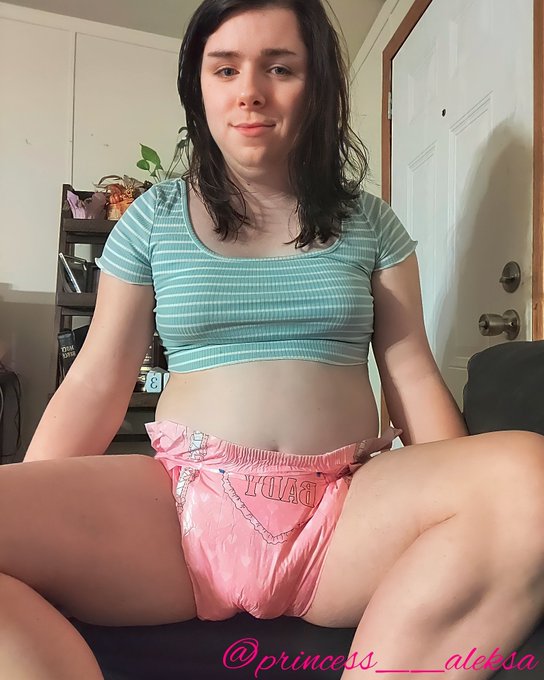 Me and my wet diaper https://t.co/Zbd0vIp80Q