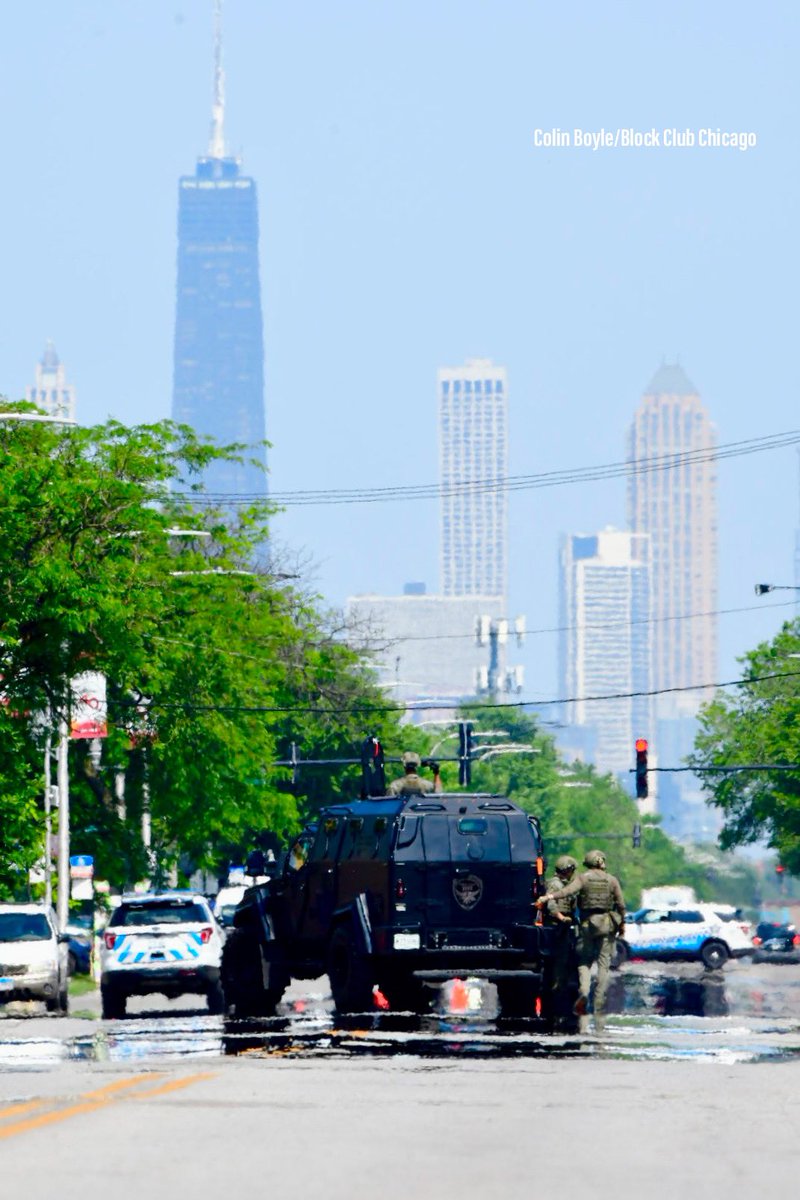 We're still in West Humboldt Park for the standoff with SWAT and the man with the swastika, flamethrower and weapons. It's been going on for a few hours right now. Here's the view of the Chicago skyline and the SWAT team.
#OnAssignment for @BlockClubCHI