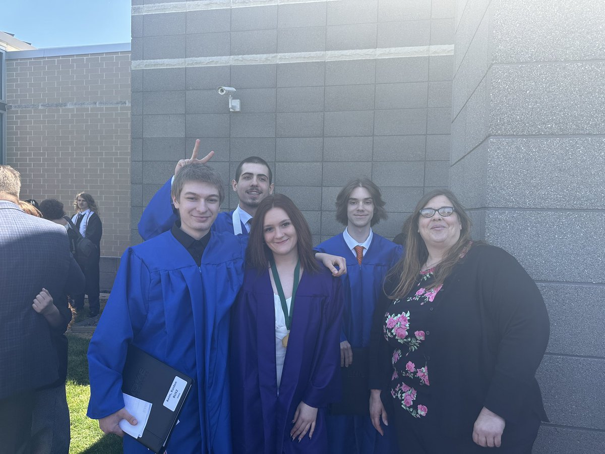 EHOVEcs's tweet photo. Congratulations Grads !!! https://t.co/WgvCvWST9g