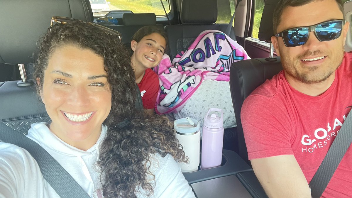 laurajernigan's tweet photo. On our way to see @AlabamaSB play!! #wcws #wcwsselfie #40thbday #RollTide #jteamroadtrip @UACoachMurphy https://t.co/Z0v3EBr2DT
