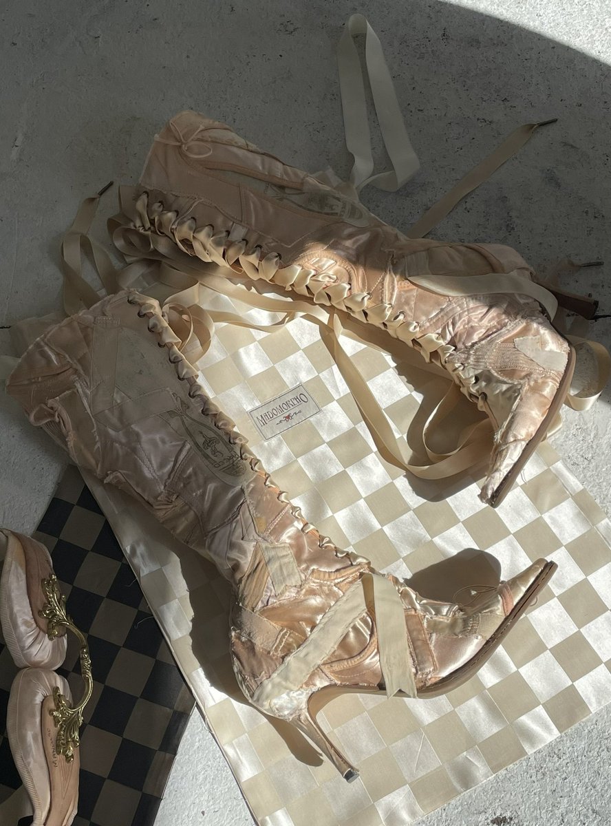 Custom Ballet Boots - Lined with organza and hand stitched details together with the ballet bra 👠🩰⚜️

#fashion #balletcore #fashiondesigner #fashiongram #ballet