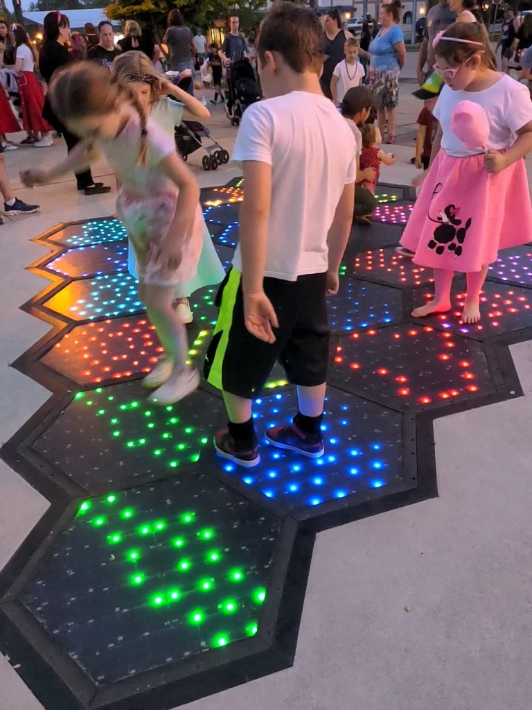 Did you know that the #LEDs in #SolarRoadPanels automatically adjust to the ambient light?

More: instagram.com/p/Cs_91Czv9-y/…

#SolarRoadways #SolarFreakinRoadways #IntelligentInfrastructure 

Newsletter@SolarRoadways.com