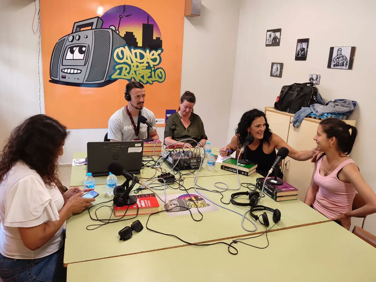 Una mañana aprendiendo que el mundo es de muchos colores, que para aclarar las dudas hay que preguntar, que para conocer hay que escuchar, que caminar de la mano es mucho mejor que caminar solo, que cada paso, por pequeño que sea, nos acerca a nuestros objetivos...
@ceipalbolafia