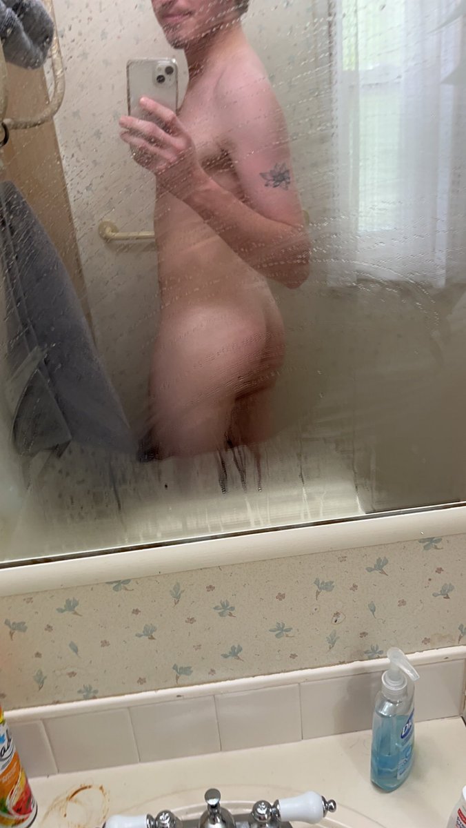 MaxManly240's tweet photo. Its pride month, show ur asses or ur homophobic 🤨 https://t.co/Oe0v0rU3n6