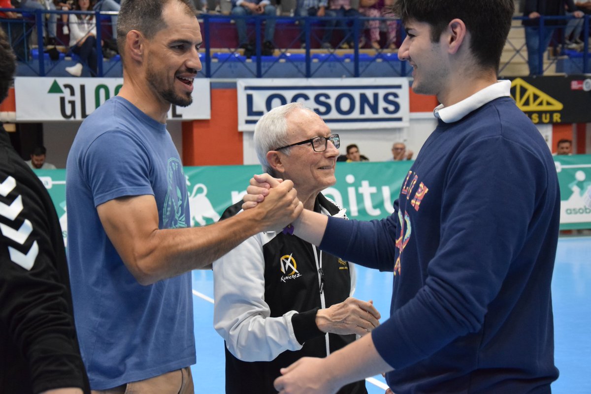 AngelXimenezBM's tweet photo. 📸 Ya tenéis en nuestro #Facebook las imágenes del último homenaje #NosUneElBalonmano a nuestras #PastGenerations 2001-2005🤾♂️🤾♀️
Como siempre... ¡GRACIAS por hacerlo posible! 🥰
🙌 ¡Álbum completo hasta la próxima temporada! 🤪
🖼 https://t.co/EVTVt8KmSX
#VamosMiGenil #VamosAX https://t.co/1BM4rosGiW