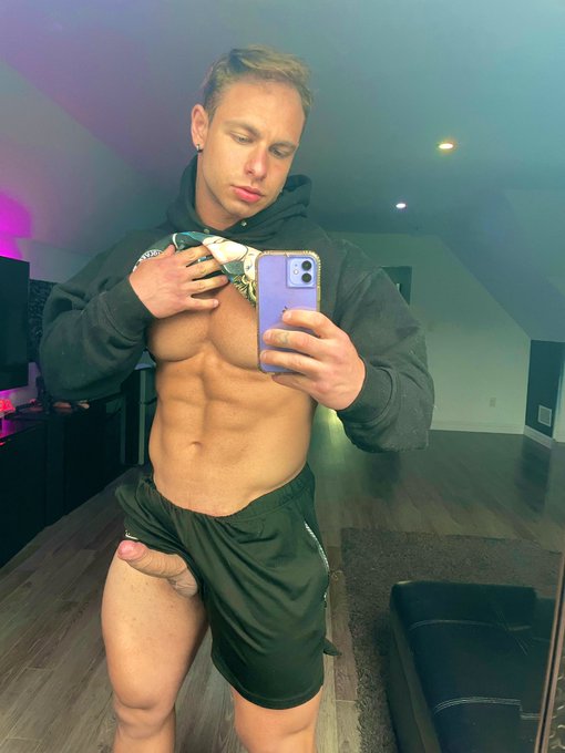 Matt - Goose taking a peak😉 https://t.co/kWc6QVAdmE