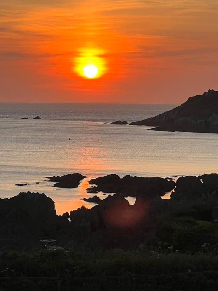Lundyhouse's tweet photo. #sunset is proof that no matter what happens... everyday can end beautifully 🥰💫🌅
#Beautifulview #wellbeing #Sundowns #lifeisabeach #happyplace #woolacombe #captured https://t.co/OG6ujhc48s