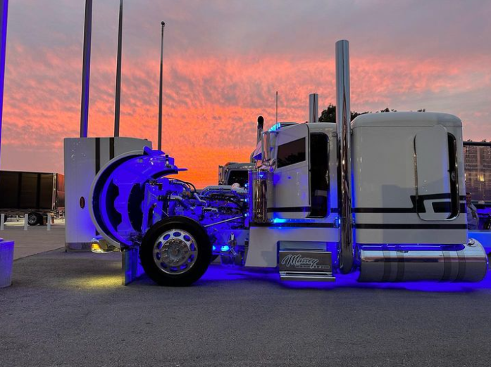 LubeZoneInc's tweet photo. What a great capture at the Pride and Class 589 Reveal! π
Thank you to @therealtroymassey for the money shot π
#LubeZone #FastIsBack #truckinglife #truckdriver #truckofinstagram #truckdaily #bigtrucks https://t.co/cGgdVG1ZC4