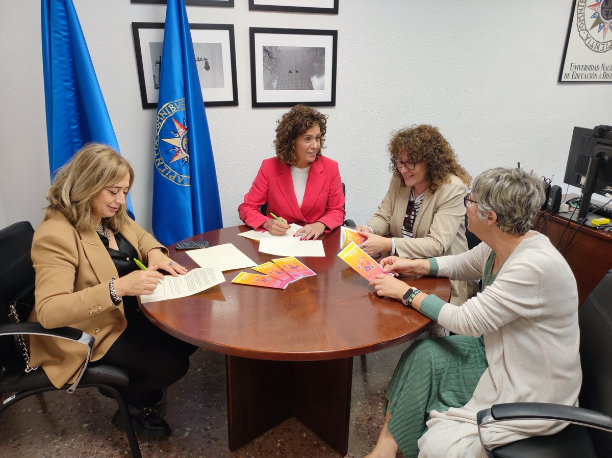 GuadaUNED's tweet photo. La Presidenta de la Asociación de la Prensa de Guadalajara @APGuadalajara @MarCorralM
y la Directora de @GuadaUNED @LorenaJimnezNu1
renovaron su convenio de becas para periodistas en paro con objeto de cubrir informativamente sus cinco Cursos de Verano  @UNED #Guadalajara https://t.co/kNnzT1YleL