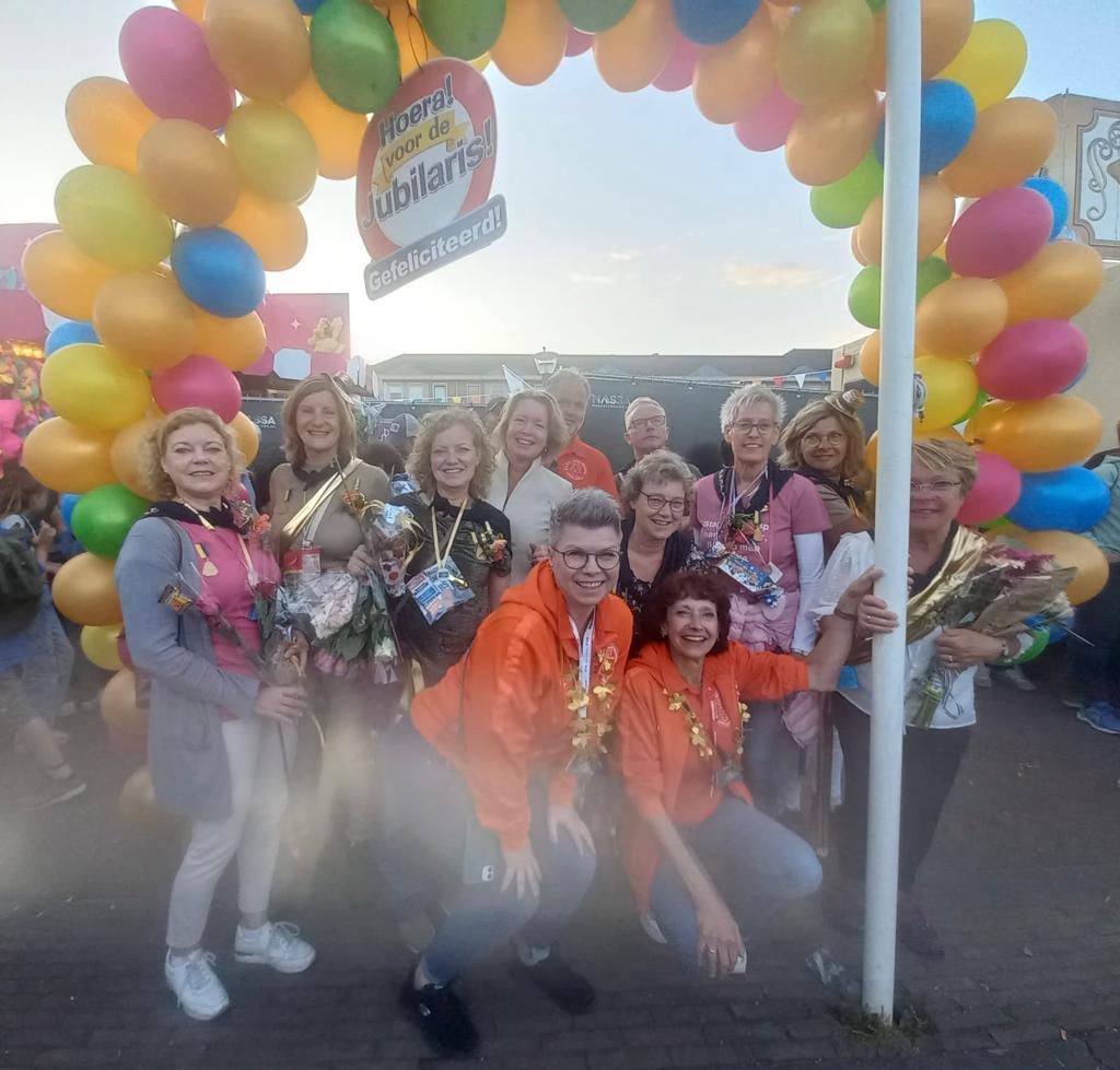 BurgmOverbetuwe's tweet photo. Vanavond de wandelaars van de 50ste SJOC #Avondvierdaagse #Herveld #Andelst mogen binnenhalen samen met het bestuur. En ook de 8 wandelaars (v/d 2340) die hem alle 50! keer hebben gelopen. Geweldige sfeer en wat een organisatie ๐ https://t.co/qjPXc8Y8Ax