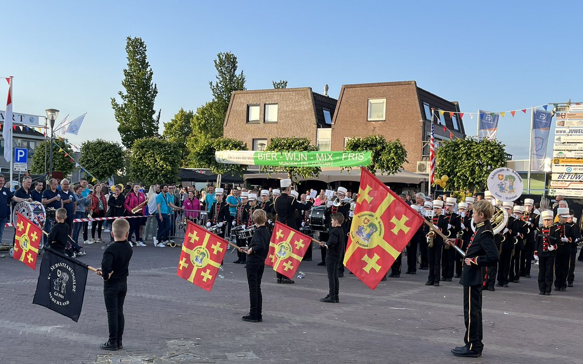 BurgmOverbetuwe's tweet photo. Vanavond de wandelaars van de 50ste SJOC #Avondvierdaagse #Herveld #Andelst mogen binnenhalen samen met het bestuur. En ook de 8 wandelaars (v/d 2340) die hem alle 50! keer hebben gelopen. Geweldige sfeer en wat een organisatie ๐ https://t.co/qjPXc8Y8Ax