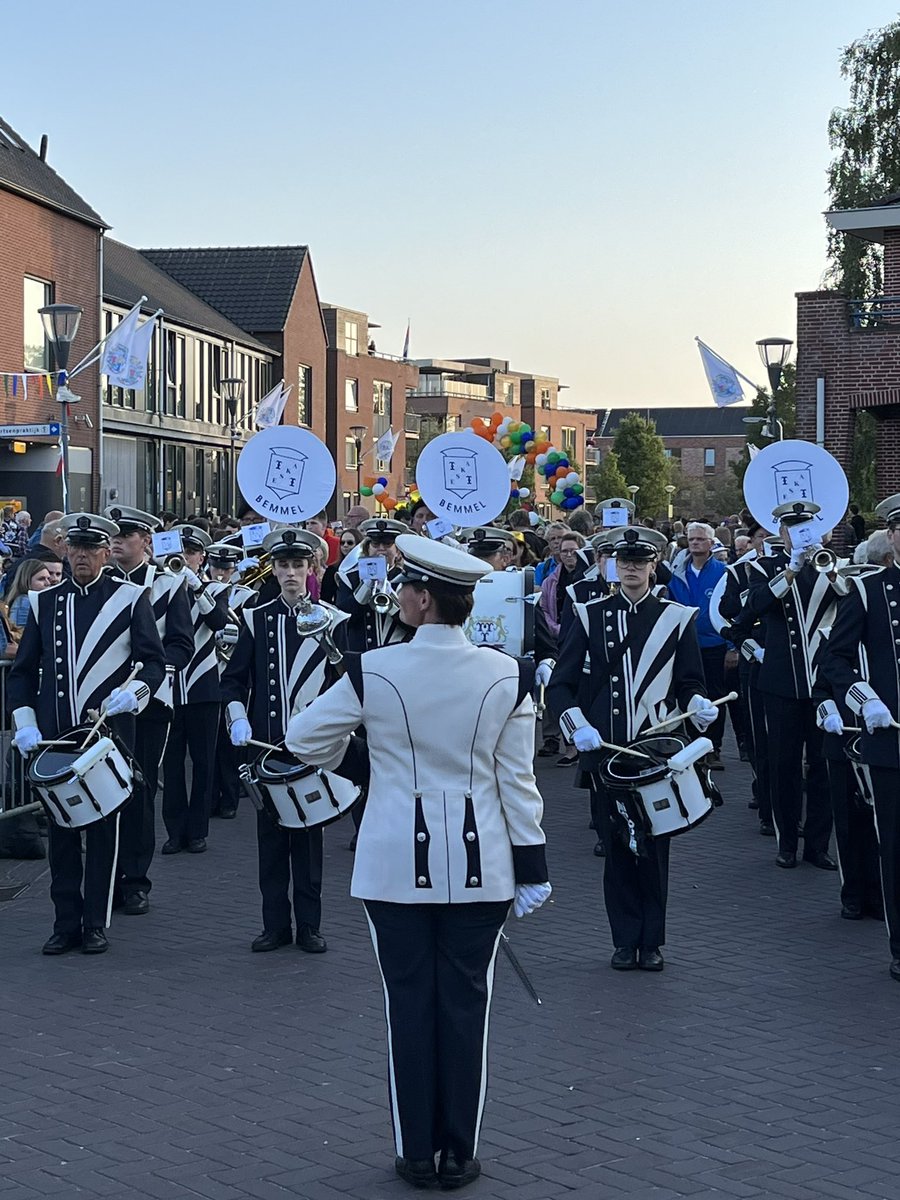 BurgmOverbetuwe's tweet photo. Vanavond de wandelaars van de 50ste SJOC #Avondvierdaagse #Herveld #Andelst mogen binnenhalen samen met het bestuur. En ook de 8 wandelaars (v/d 2340) die hem alle 50! keer hebben gelopen. Geweldige sfeer en wat een organisatie ๐ https://t.co/qjPXc8Y8Ax