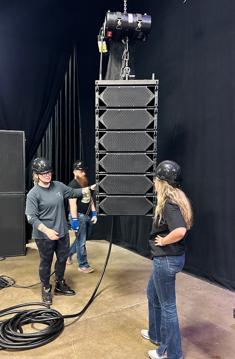 BBArocks's tweet photo. #FOHFriday: Scenes from “line arrays & rigging week” at The Blackbird Academy #LiveSoundEngineering school. What songs do you tune your PA with?
.
.
TO APPLY 👉 https://t.co/t5qsQ5X6YF https://t.co/bhYYjs1HVL