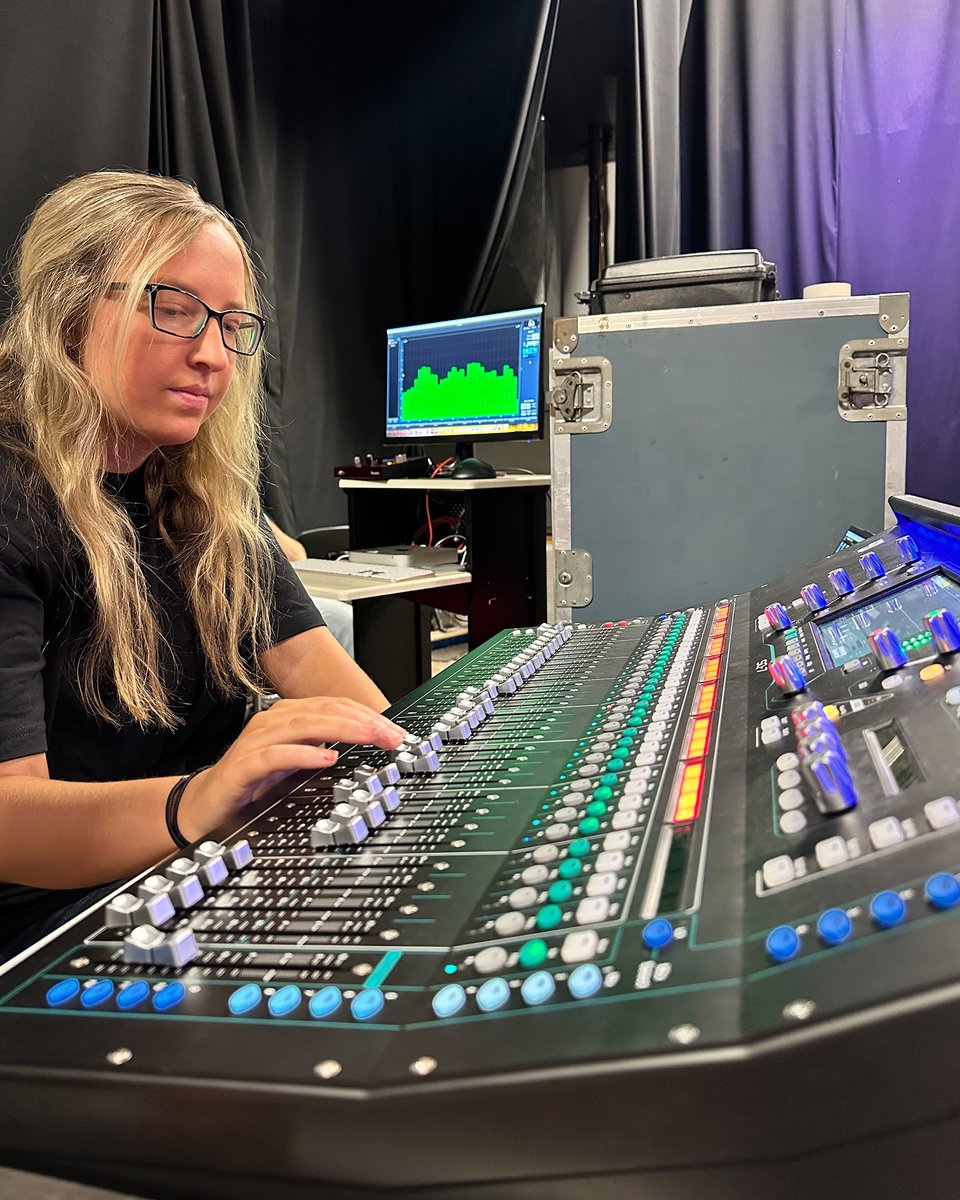 BBArocks's tweet photo. #FOHFriday: Scenes from “line arrays & rigging week” at The Blackbird Academy #LiveSoundEngineering school. What songs do you tune your PA with?
.
.
TO APPLY 👉 https://t.co/t5qsQ5X6YF https://t.co/bhYYjs1HVL