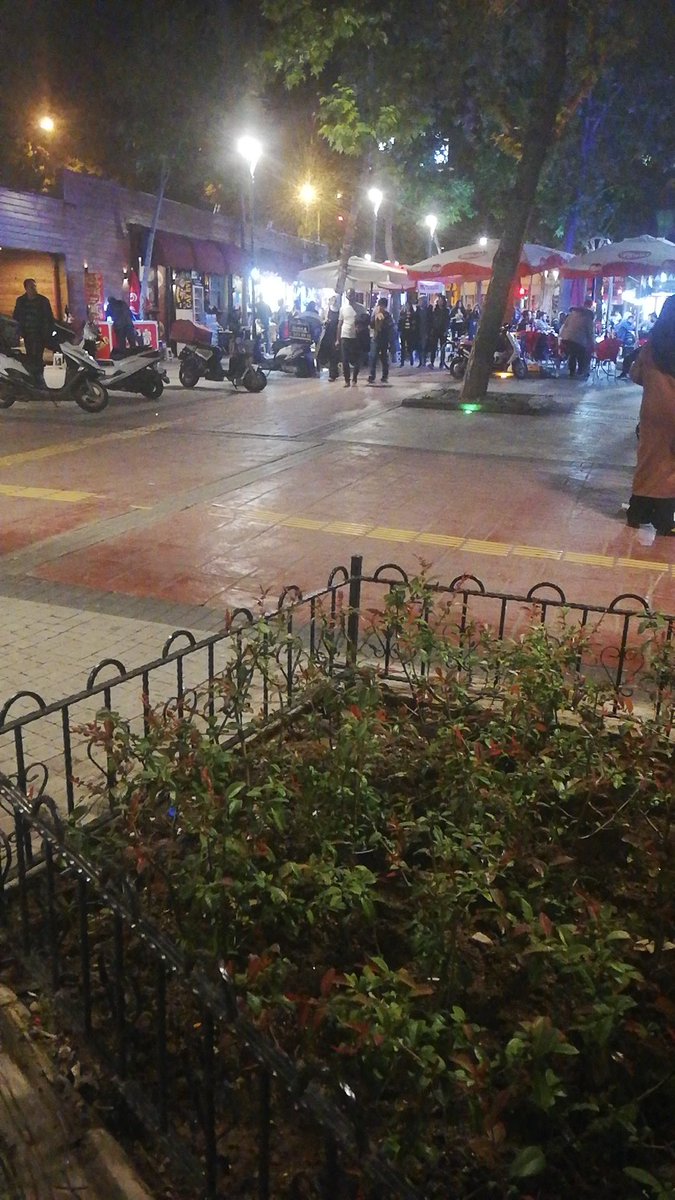 mezureea's tweet photo. UFO GÖRMÜŞ KÖYLÜ GİBİ KONSER OLUNCA ISPARTAM https://t.co/PTMxgVWOy3