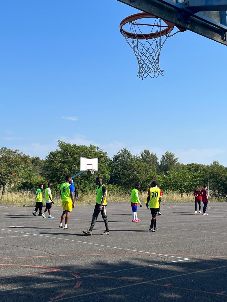 NicolasNoguier's tweet photo. Un immense merci aux lycéens de Montpellier pour avoir organisé un tournoi de football inoubliable contre les jeunes de Famille au grand cœur #FAGC ! 🙌⚽️ Votre dévouement et votre accueil chaleureux ont véritablement touché les cœurs de l'Association Famille au grand cœur.
Cette journée restera gravée dans nos mémoires comme une expérience sportive et humaine exceptionnelle. Les sourires, les rires et les liens d'amitié tissés sur le terrain témoignent de la générosité et de la bienveillance qui règnent au sein de votre établissement.
Un grand merci aux professeurs de sport et d'anglais pour leur implication et leur professionnalisme. Vous avez su créer une ambiance conviviale et compétitive à la fois, favorisant l'esprit d'équipe et le fair-play parmi les participants
Cette rencontre renforce notre conviction que le sport est un puissant catalyseur de solidarité et de rassemblement.
#Gratitude #FairPlay