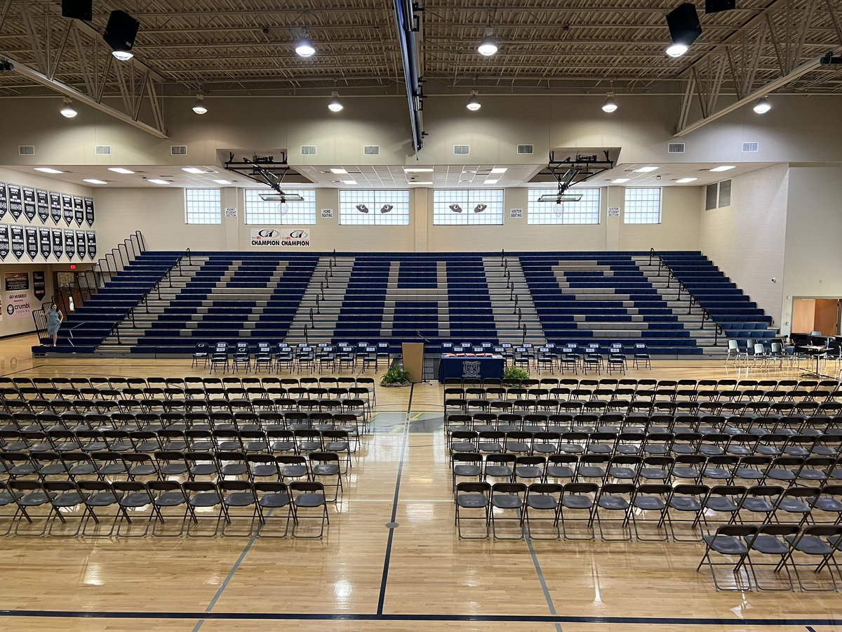 Today we celebrated the #Classof2023 and some of our phenomenal underclassmen at our annual Awards Day. Great day to be a Husky! Exams next week then graduation on 6/13!