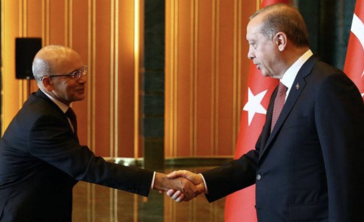 yavuz_invest's tweet photo. Mehmet Şimşek'in, Erdoğan'a Sunduğu Ekonomi Politikasından bir kaç madde

- KKM, MB yeterli döviz rezervine erişene ve kur baskısı hafifleyene kadar sürdürülmesi zaruri
- Vergi mevzuatlarının sadeleştirilmesi
- Sıkılaştırıcı para politikası, MB politika faiz oranı artışı ve kredi hacminin azaltılması
- Miras ve Servet vergisi
- Şirketlerin öz sermayelerini artırmaya teşvik edilmesi
- Kamu ihalelerinde şeffaflık ve rekabetin tesisi