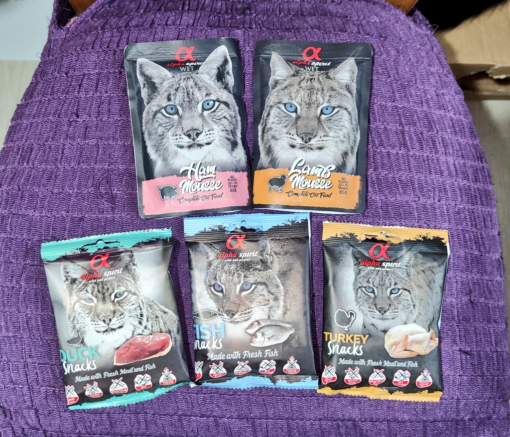 NekoMatas_'s tweet photo. Salimos de compras y cogimos estas cositas para nuestras reinas👑 de la casa🐈⬛🏡🐈.
✌️✌️✌️✌️✌️✌️✌️✌️✌️✌️✌️✌️
La marca #AlphaSpirit y #Gosbi son unas de las mejores para nuestros amig@s felinos.😺❤️
#CatsFood 🍗🐾
(Los ratoncitos son para Ame, que la vuelven loca🤭😹). https://t.co/YbTtpCBGve