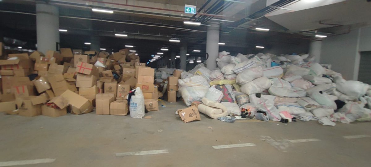 solcugazete's tweet photo. AKP’li Denizli Büyükşehir Belediyesi, deprem bölgesi için toplanan yardımları bölgeye göndermediği ve bir depoda beklettiği ortaya çıktı. 

Depoyu su bastığı için yardımların çoğu kullanılamaz hale geldi. https://t.co/ceonjO6JhR