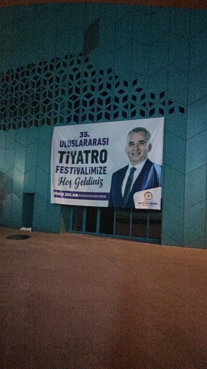 solcugazete's tweet photo. AKP’li Denizli Büyükşehir Belediyesi, deprem bölgesi için toplanan yardımları bölgeye göndermediği ve bir depoda beklettiği ortaya çıktı. 

Depoyu su bastığı için yardımların çoğu kullanılamaz hale geldi. https://t.co/ceonjO6JhR