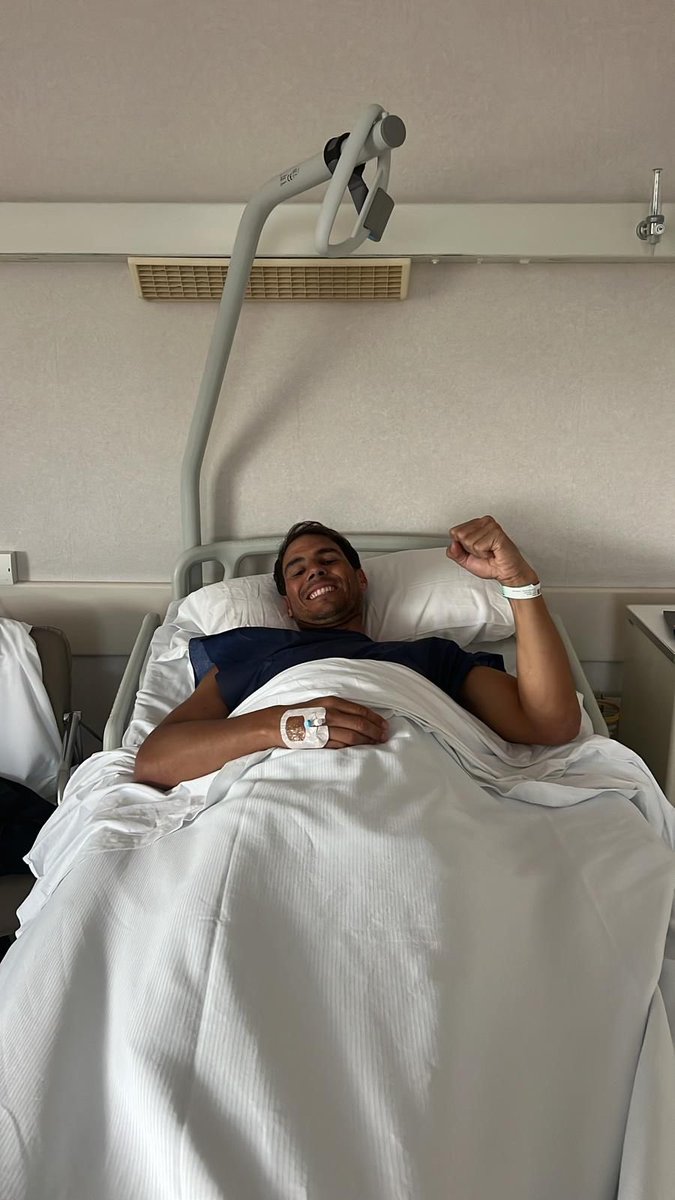 SoyLuisAAlvarez's tweet photo. Nota de prensa de Rafa Nadal:

Buenas tardes/noches. Rafa Nadal está siendo sometido a una pequeña intervención quirúrgica por artroscopia  para revisar la lesión del psoas Izquierdo que le ha tenido apartado de la competición.  @RafaelNadal https://t.co/fNxXm6RZjg