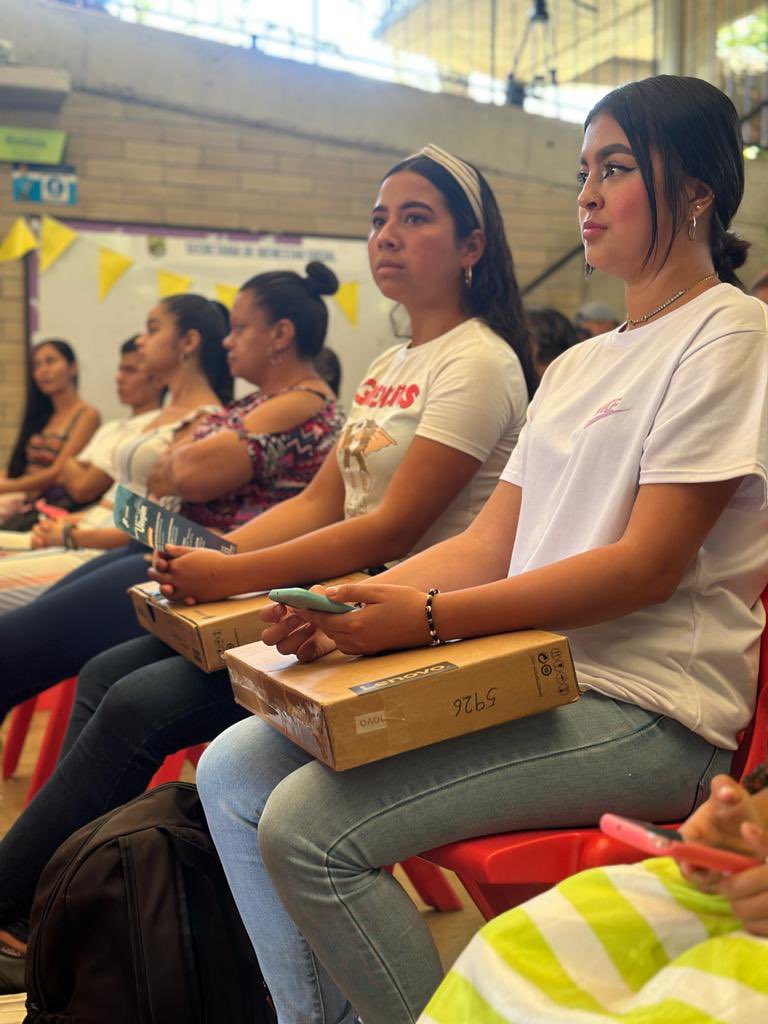 ¡Estamos en Tarso haciendo realidad un sueño! 🙌🏻 Lanzamos el proyecto #LaUEnMiRegión: una iniciativa que llevará formación en educación superior de alta calidad y nuevas oportunidades a los territorios. 🏫🙋🏻‍♂️

@Alcaldia23