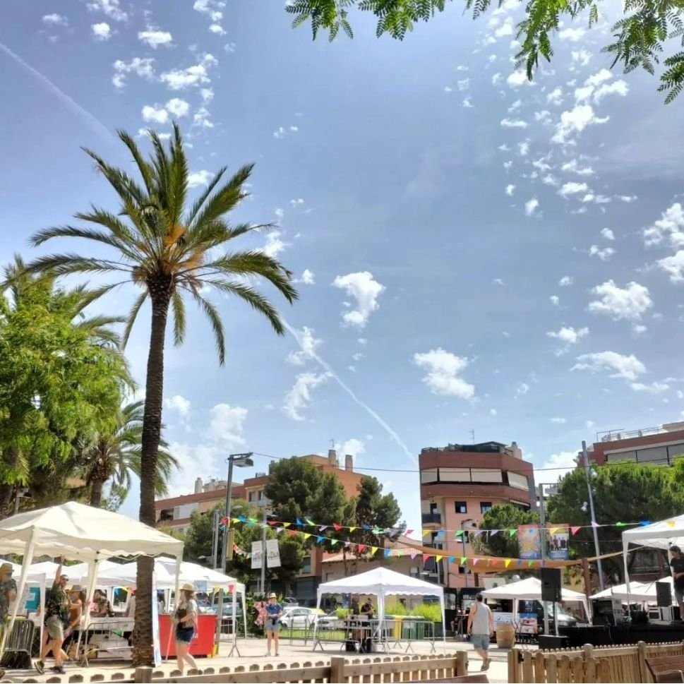 Caracecornella's tweet photo. Demà teniu una cita al @Panis_Et_Vinum_  hi serem amb la nostra  #chivitoneta a partir de la 11am amb  actuacions de ...
⚡13:00h DJ V Zapata
⚡14:30h DJ Pinyi
⚡16:00h Embastida Residents
⚡18:30h La Loca Histeria https://t.co/utV8Vr76Ea