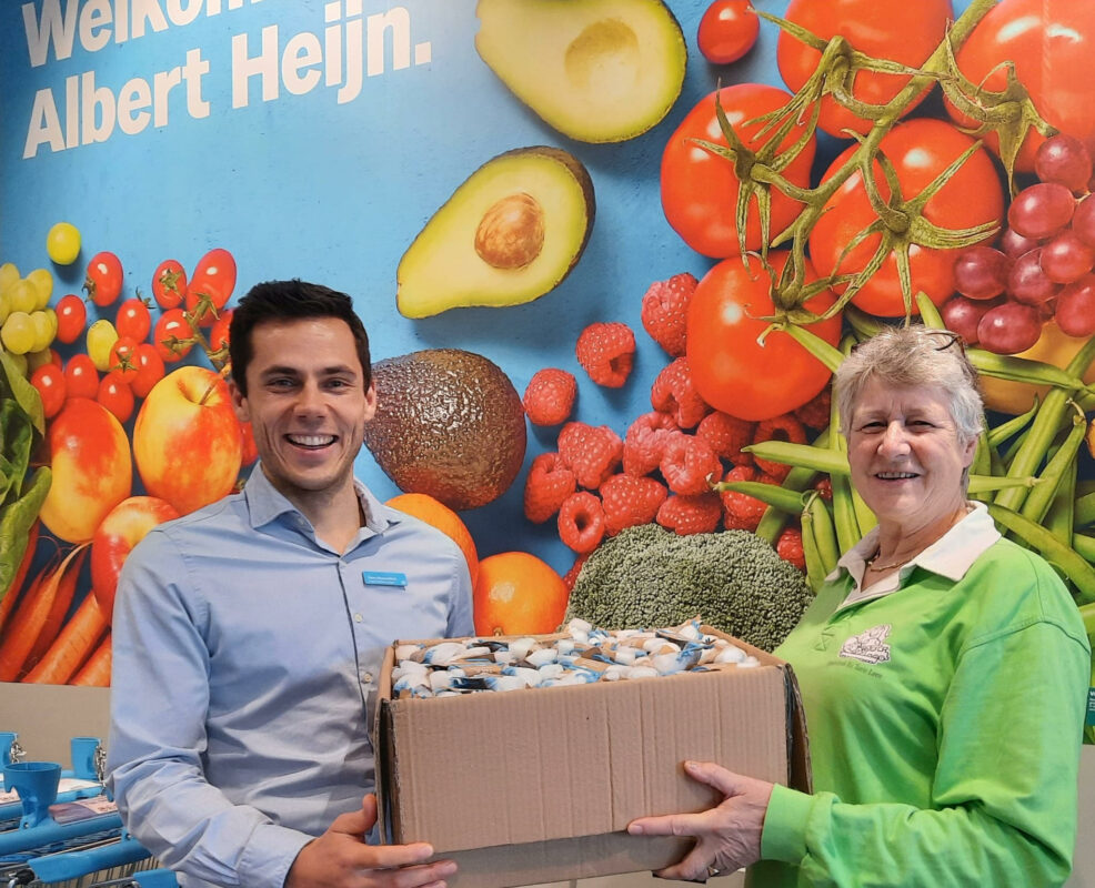 Een duurzamere speelotheek dankzij Albert Heijn!

Misschien was het u al opgevallen dat de speelotheek steeds minder  plastic zakjes is gaan gebruiken. We zijn dan ook blij dat de AH Voorschoten een groot  aantal verszakjes heeft gedoneerd.