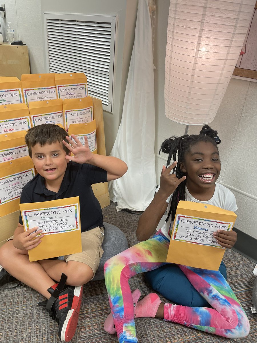 MrsAndersen24's tweet photo. Compliment cards and silly selfies! Happy FriYay! @AngelOakElem #angeloakes https://t.co/bwrKRcvUCl