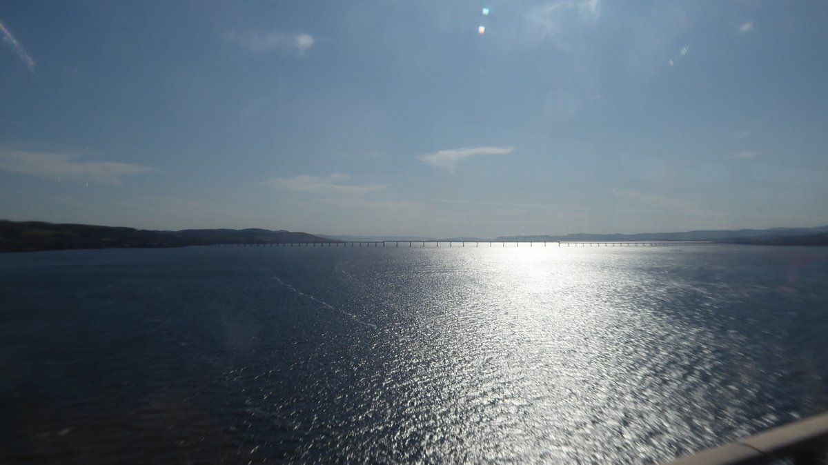 UnicornUnbound's tweet photo. Photos from a bus: the number 99 (a good high number, there - so very pleasing), from St. Andrews to Dundee. #BusPhoto #BusPhotos #riverscapes #RiverTay #Scotland https://t.co/ajsuf4a42s