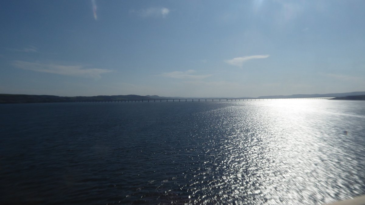 UnicornUnbound's tweet photo. Photos from a bus: the number 99 (a good high number, there - so very pleasing), from St. Andrews to Dundee. #BusPhoto #BusPhotos #riverscapes #RiverTay #Scotland https://t.co/ajsuf4a42s