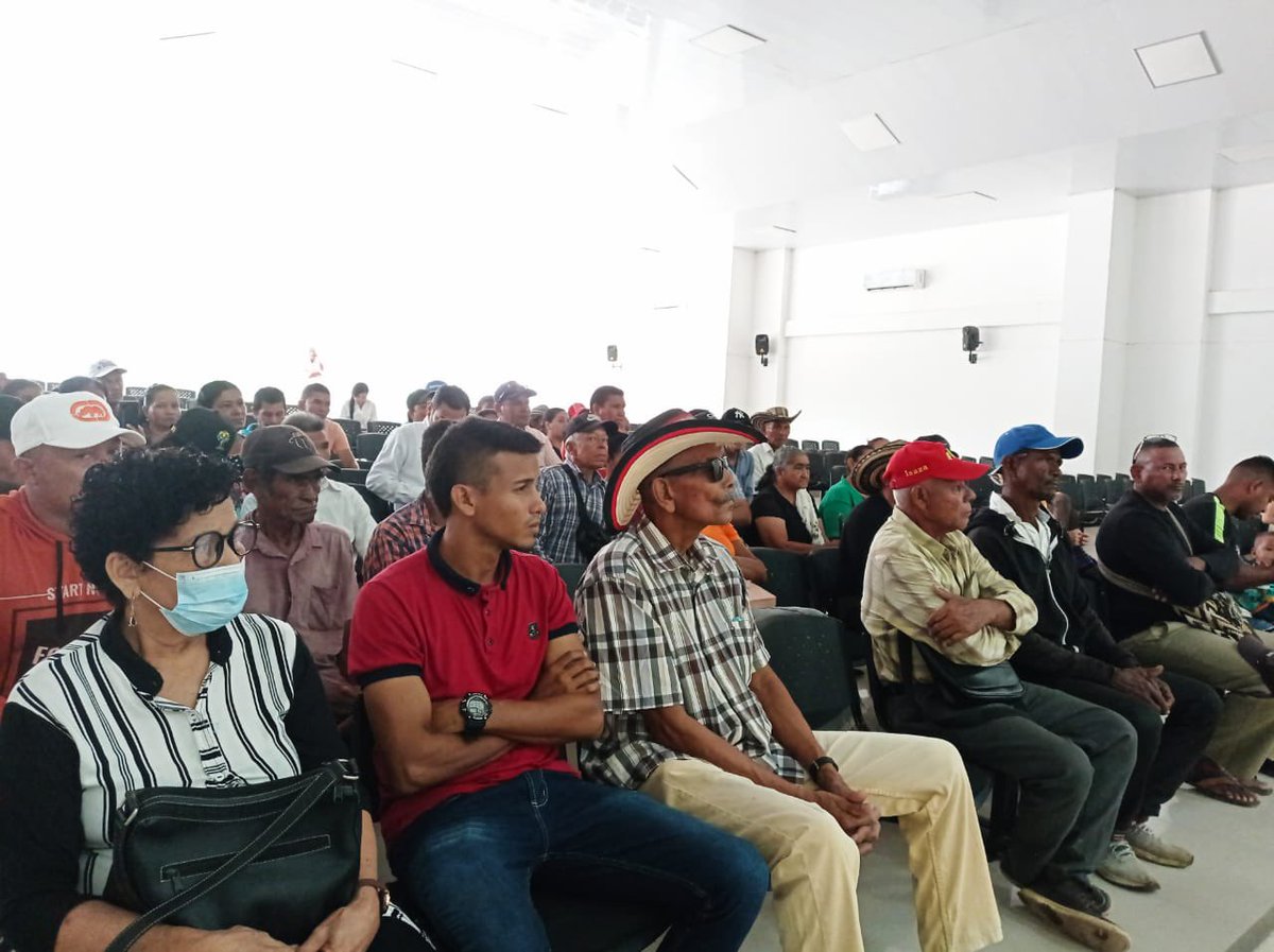 URestitucion's tweet photo. Socializar la ruta de atención individual y colectiva fue motivo de encuentro entre la #URT y las organizaciones campesinas de #Bosconia. @Astrinavarro, directora territorial para el Cesar y La Guajira lideró la jornada en conjunto con la @UnidadVictimas y la @AlcBosconia. https://t.co/oz8jcXiZVc