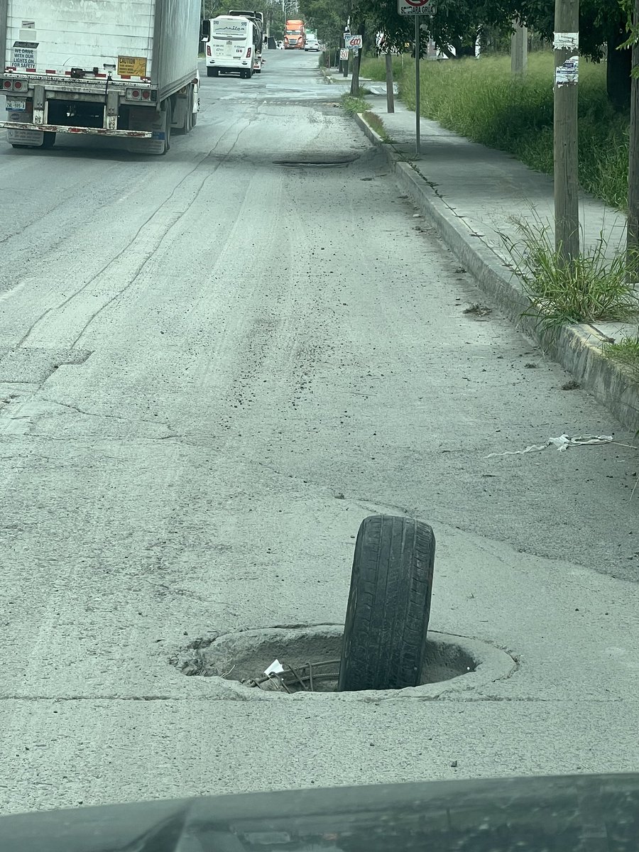 @Apodaca_News @ApodacaOficial @cesargarzav Av Ojo de Agua a la altura de Bosque de Agua, en este bache y en la alcantarilla han caído muchísimos autos y todos dañados de neumáticos y suspensión, tiene fácil el mes así 
Toda la Av Ojo de Agua un asco en pésimas condiciones desde antiguo sto dom a lopez mateos @cesargarzav