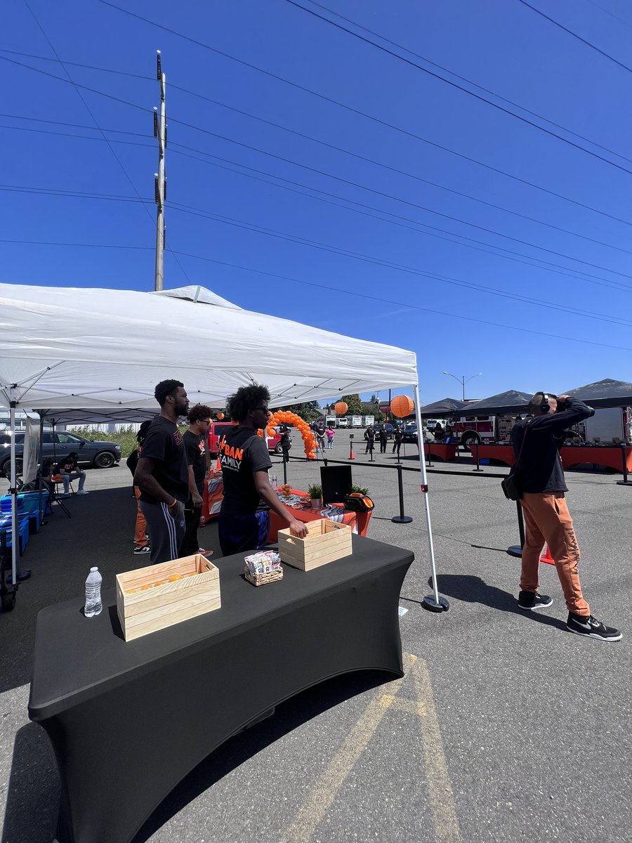 fn_marisol's tweet photo. Pull up right now we’re at the grocery outlet up in skyway !! Giving out gun lockboxes for you & your family #SetTheRecordStraightRB #RegionalPeaceKeepersCollective https://t.co/948Js2ZkPL
